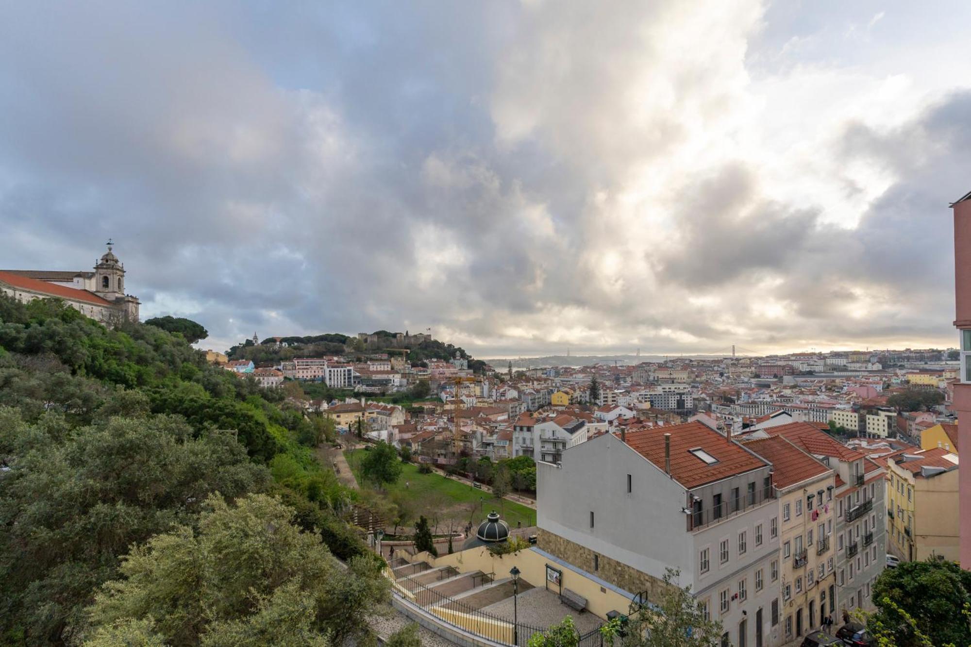 Superb Apartments Overlooking Graca In Lisboa Eksteriør bilde